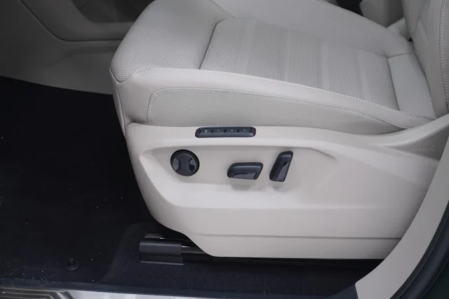 New 2026 Avocado Green Pearl Volkswagen 2.0T SEL image 17