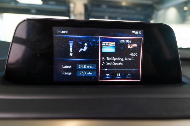 Used 2022 White Lexus 350L image 28