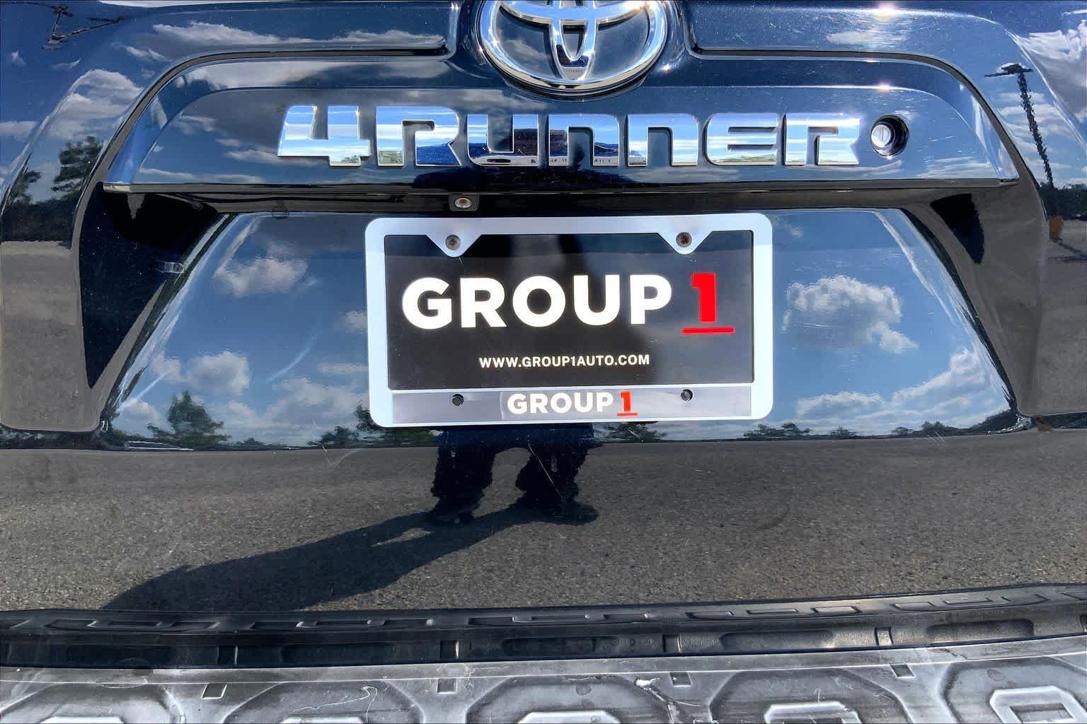 Used 2018 Midnight Black Metallic Toyota SR5 Premium image 10