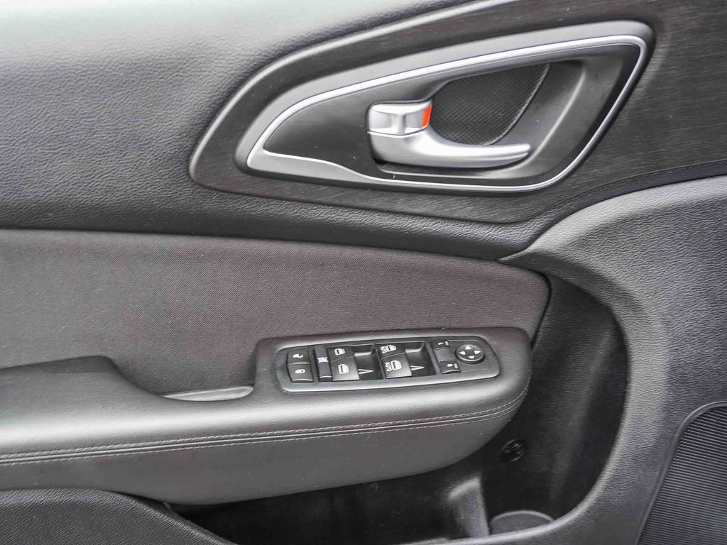 Used 2015 Silver Chrysler Limited image 19