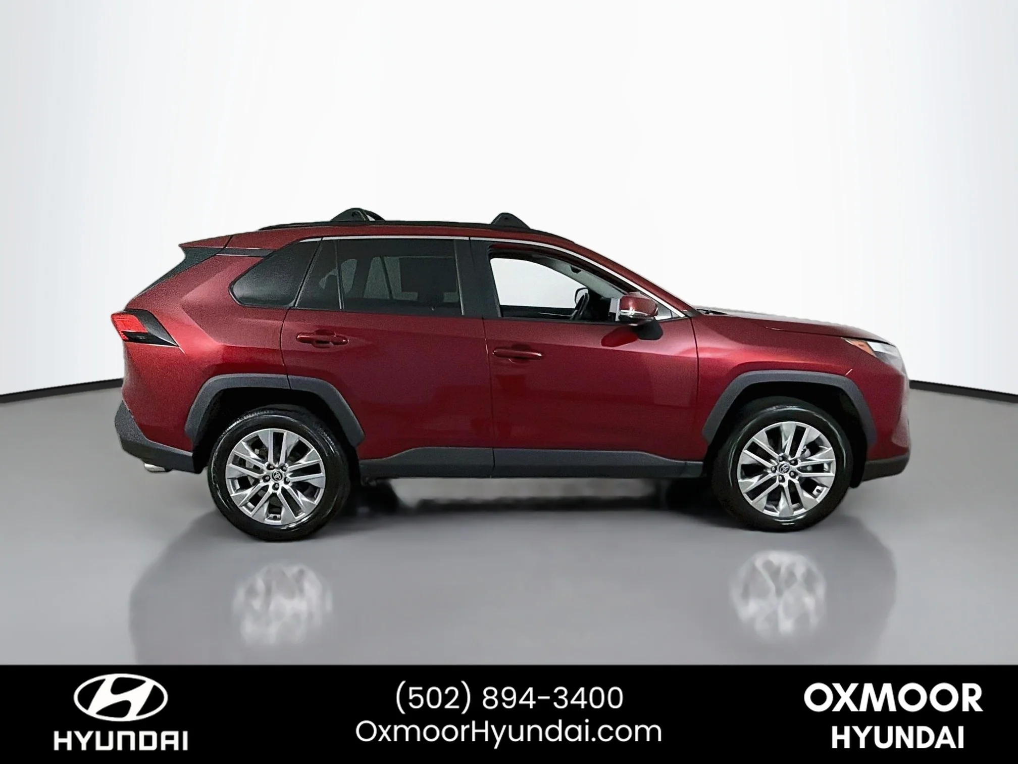 Used 2025 Ruby Flare Pearl Toyota XLE Premium image 8