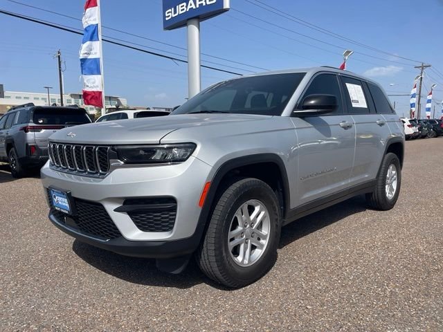 Used 2025 Silver Jeep Laredo image 3
