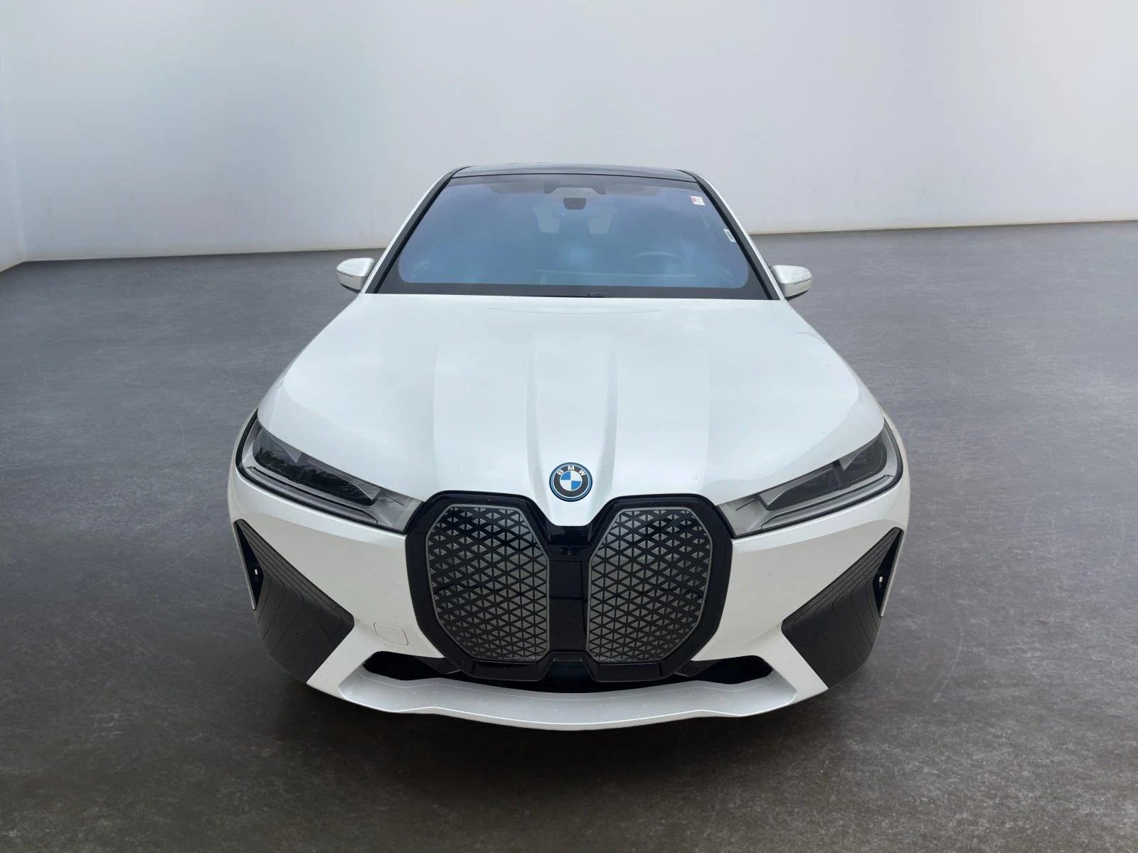 Certified Used 2025 Mineral White Metallic BMW xDrive50 image 10