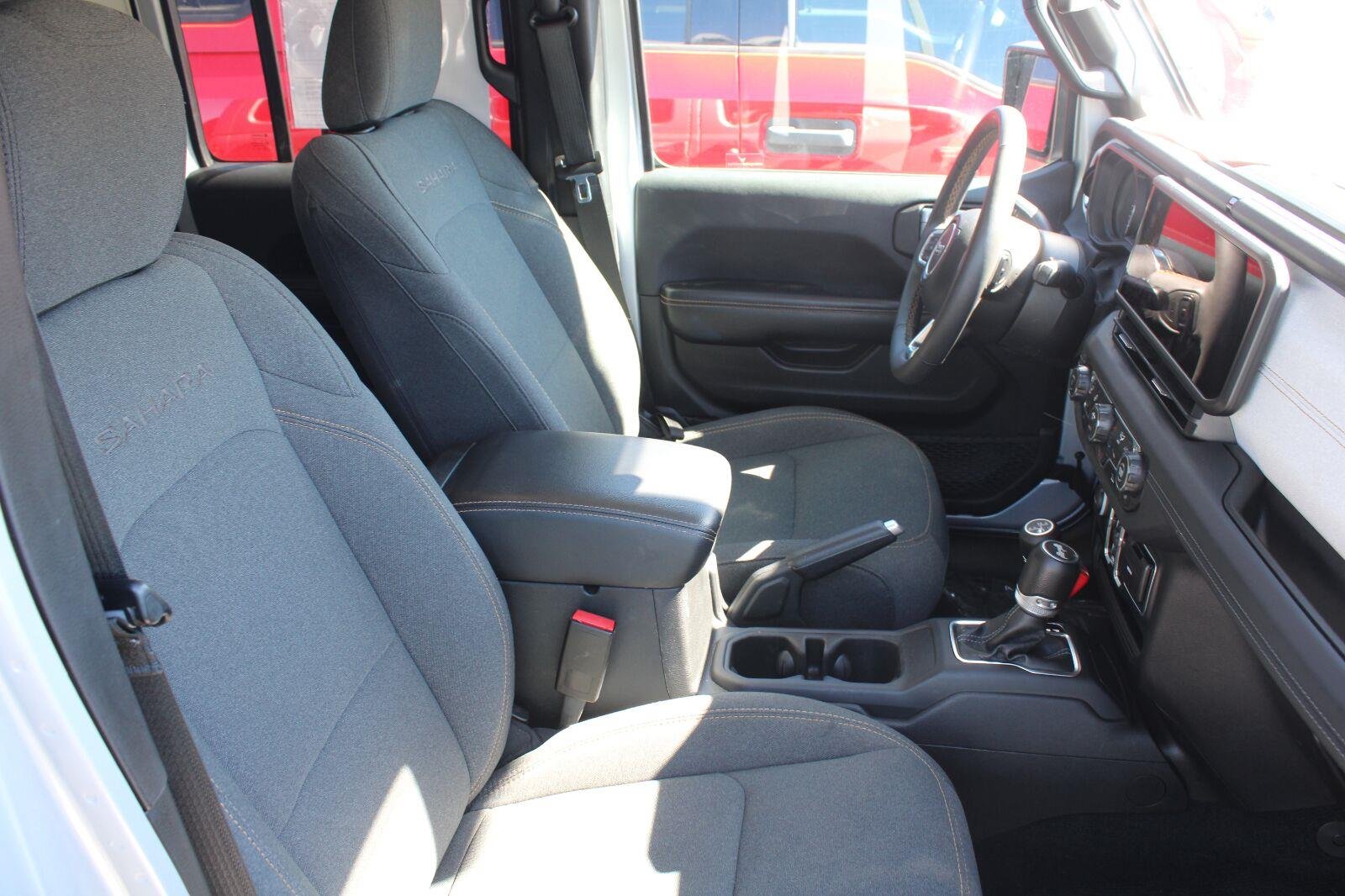 Used 2024 Silver Zynith Clearcoat Jeep Sahara image 4