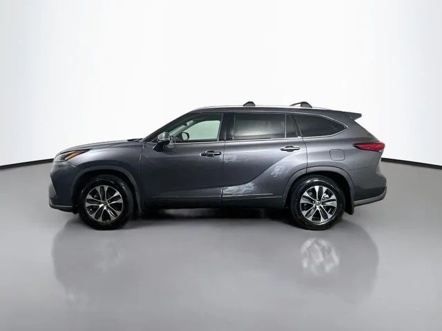 Used 2021 Magnetic Gray Metallic Toyota XLE image 6