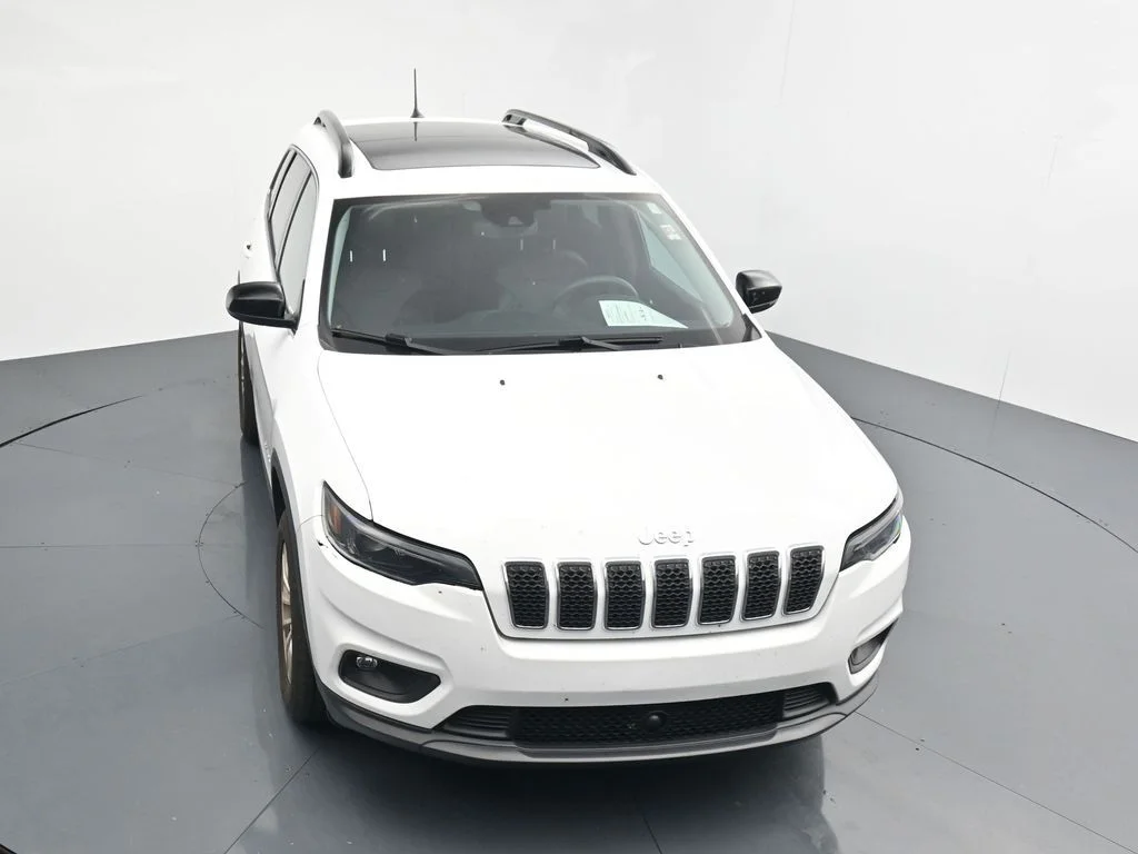 Used 2022 White Jeep Latitude Lux image 9