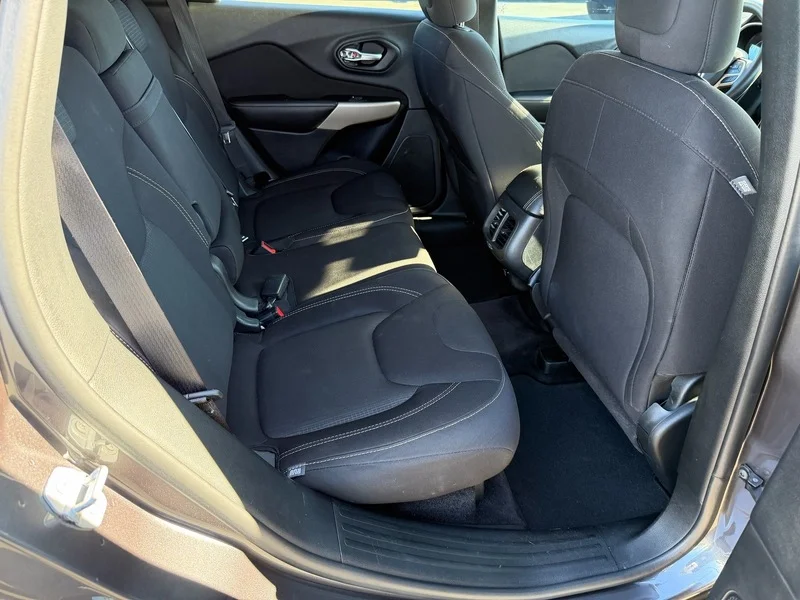 Used 2017 Granite Crystal M Jeep Latitude image 21