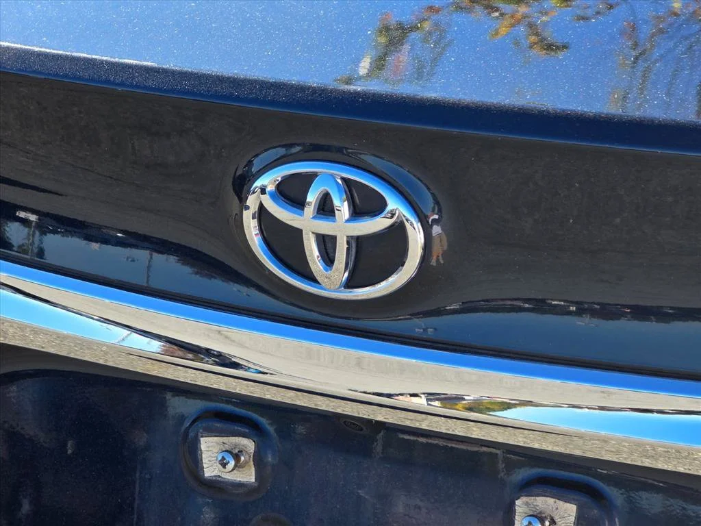 Used 2018 Gray Toyota XLE image 14