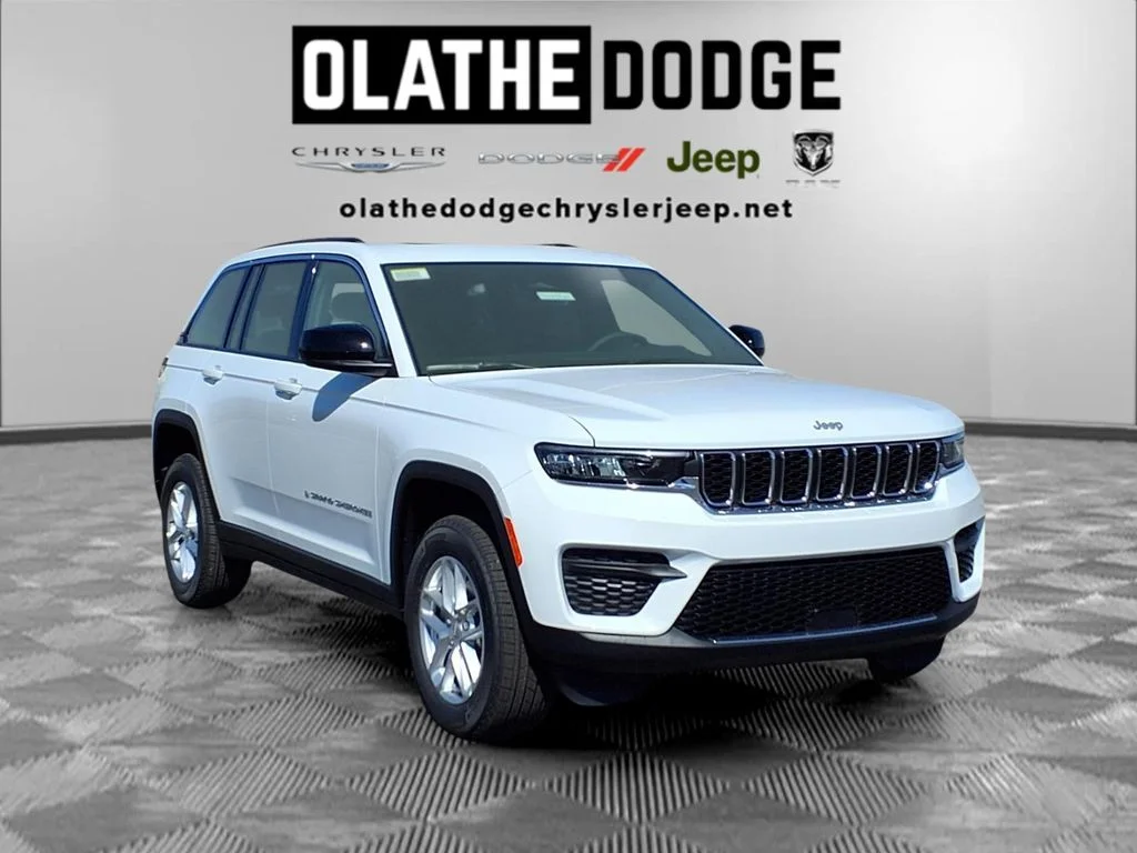 New 2026 Bright White Clear-Coat Exterior Paint Jeep Laredo X image 31