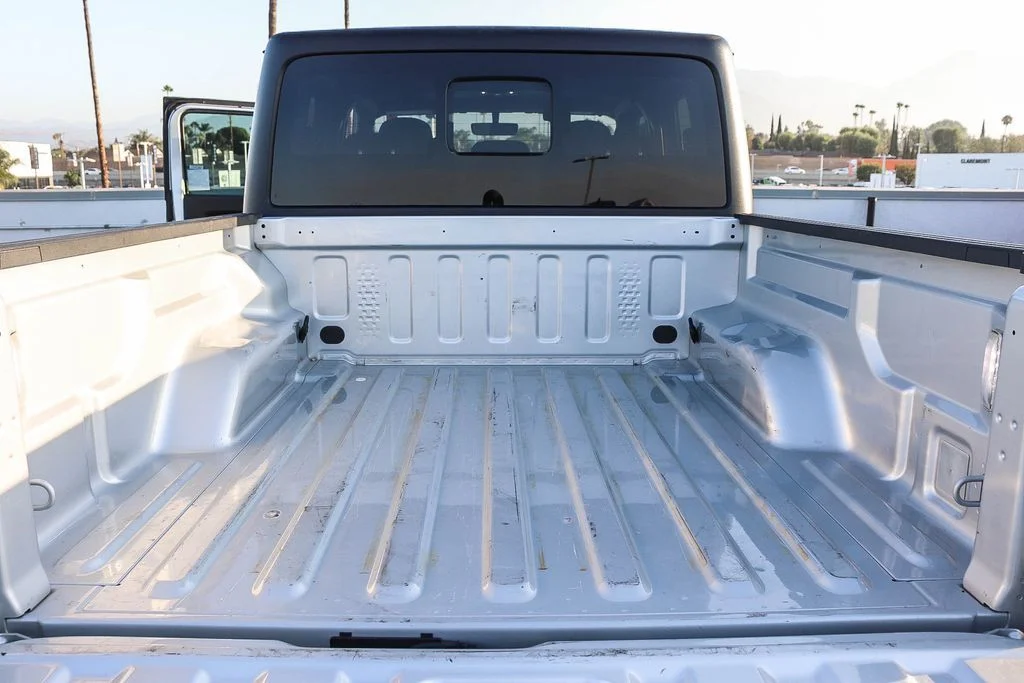 Used 2022 Silver Jeep Rubicon image 29