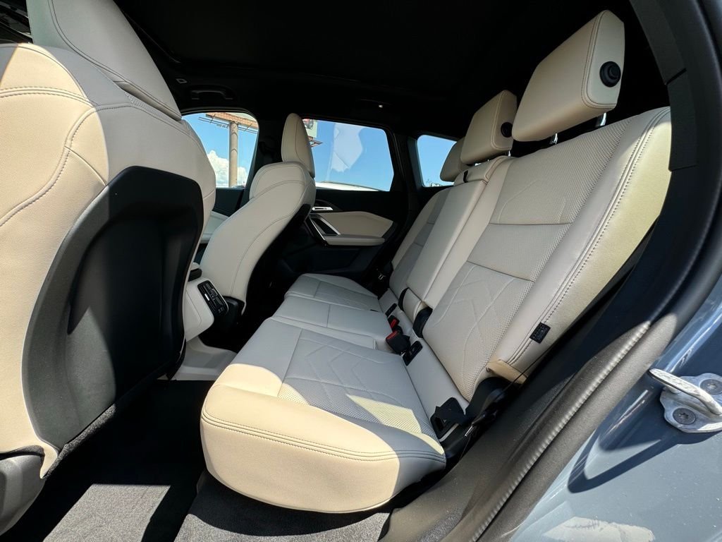 Used 2025  BMW xDrive28i image 36