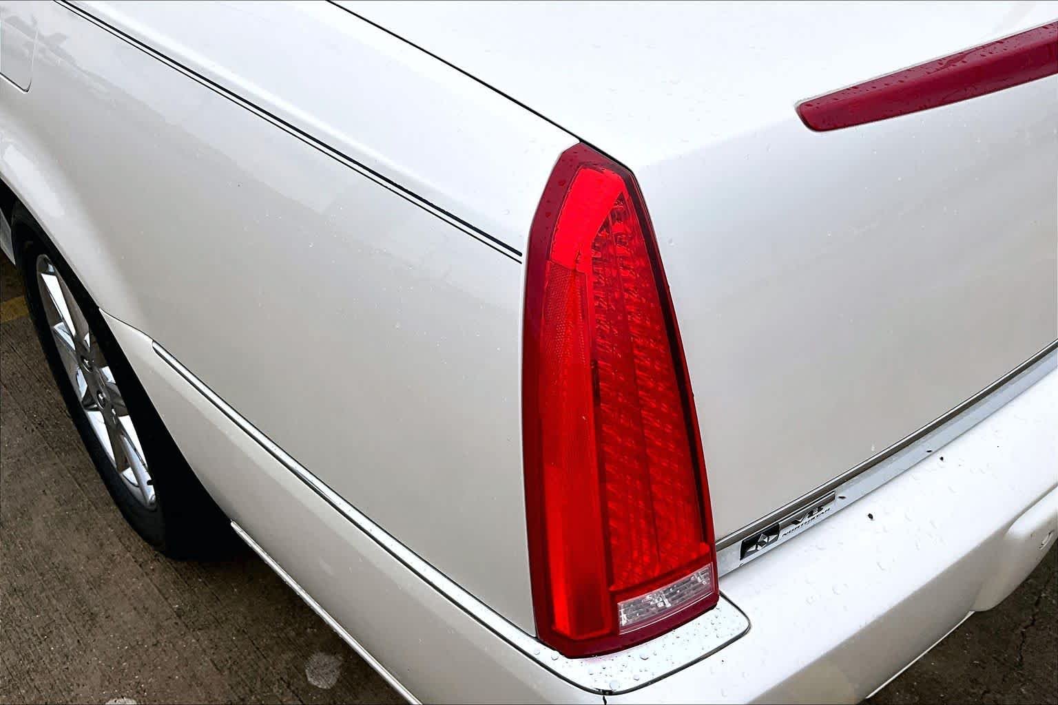 Used 2010 White Diamond Tricoat Cadillac w/1SC image 27