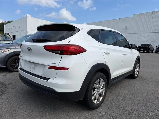 Used 2021 White Cream Hyundai SE image 10