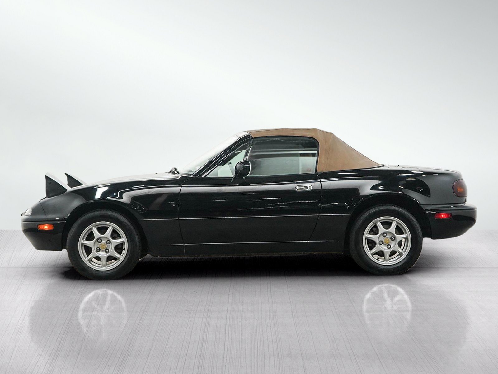 Used 1997 Mazda MX-5  with VIN JM1NA3537V0721138 for sale in Burnsville, Minnesota