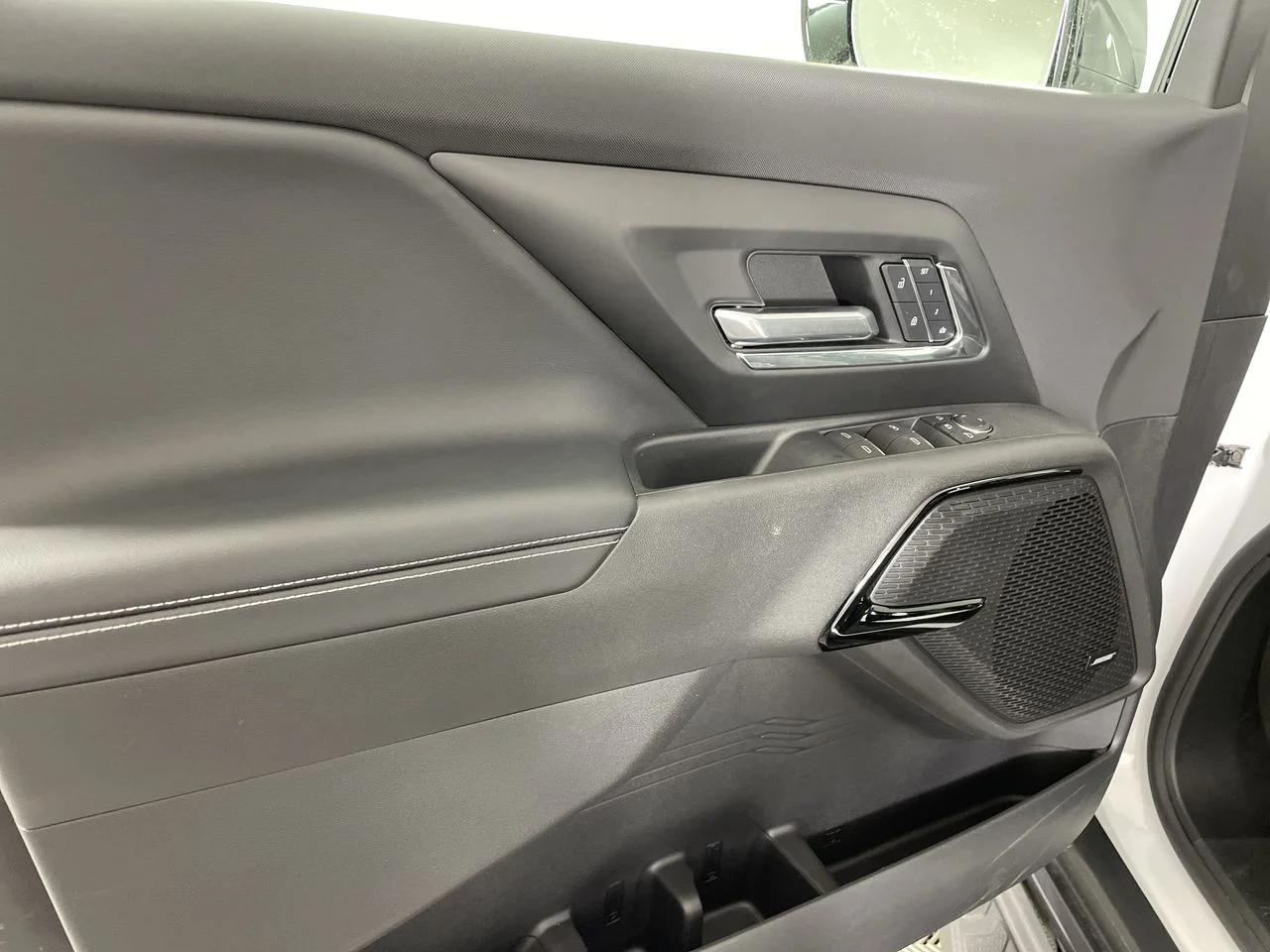 2025 Chevrolet Silverado EV LT - Photo 81