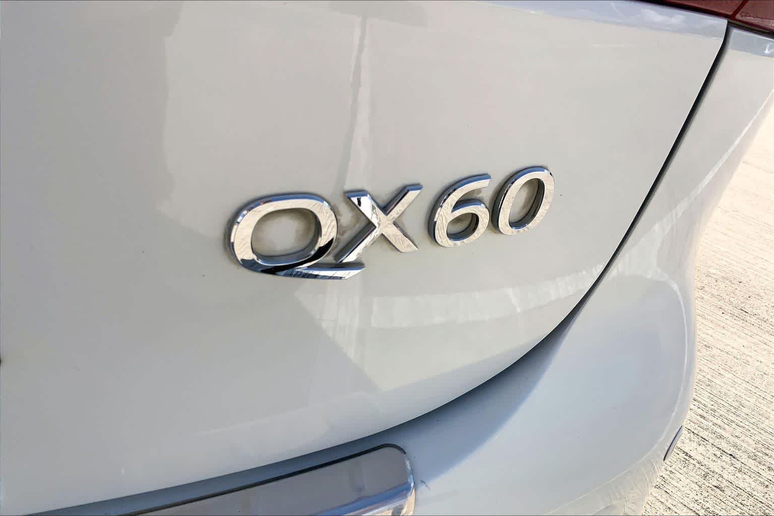 Used 2014 Moonlight White INFINITI  image 9