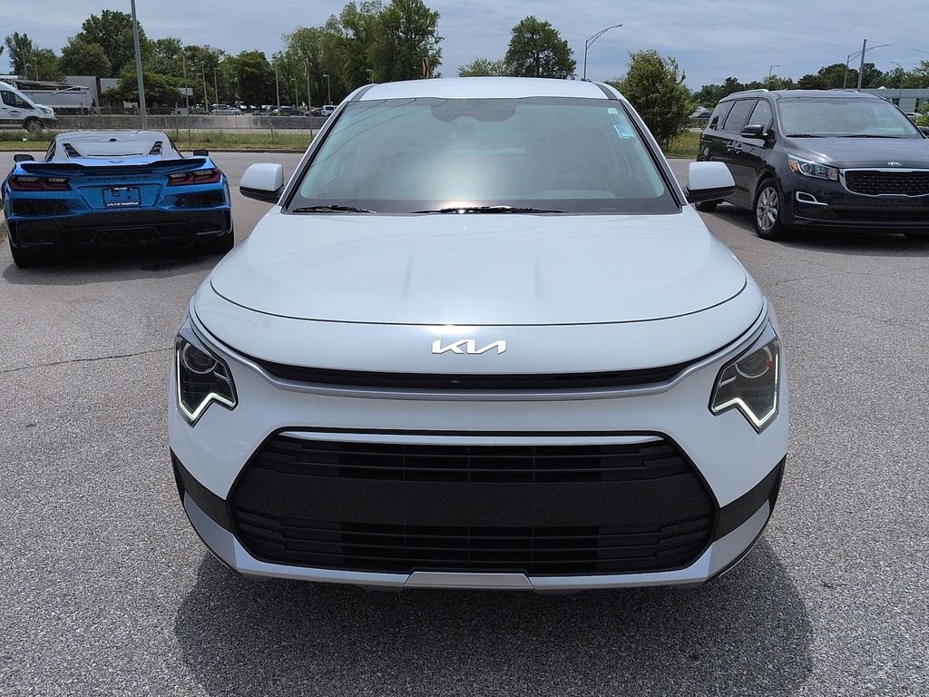 New 2026 Snow White Pearl Kia LX image 3