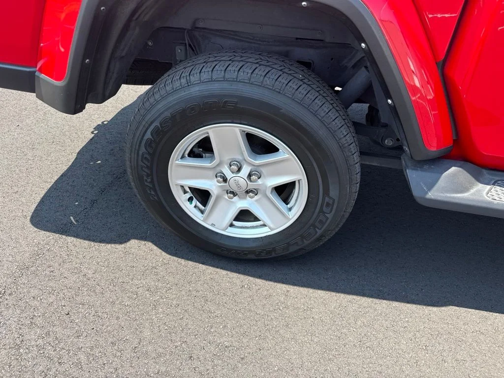 Used 2023 Red Jeep Sport S image 21