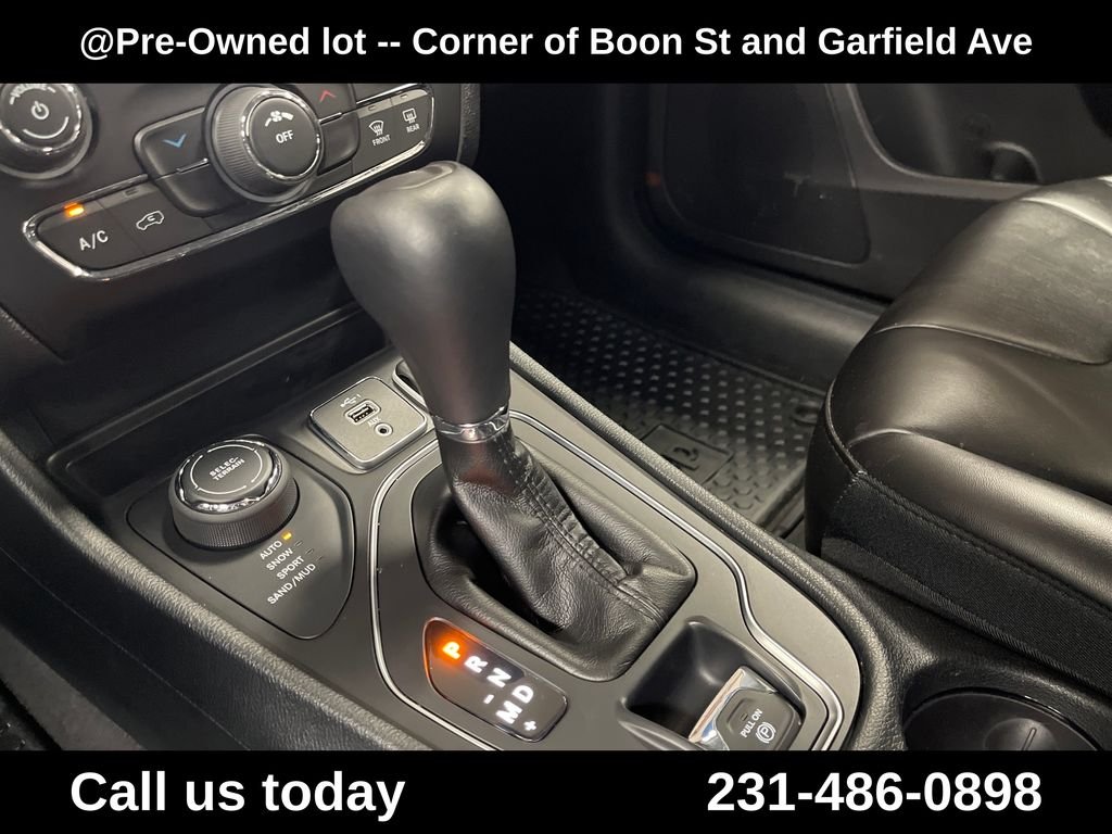 Used 2019 White Jeep Latitude Plus image 23
