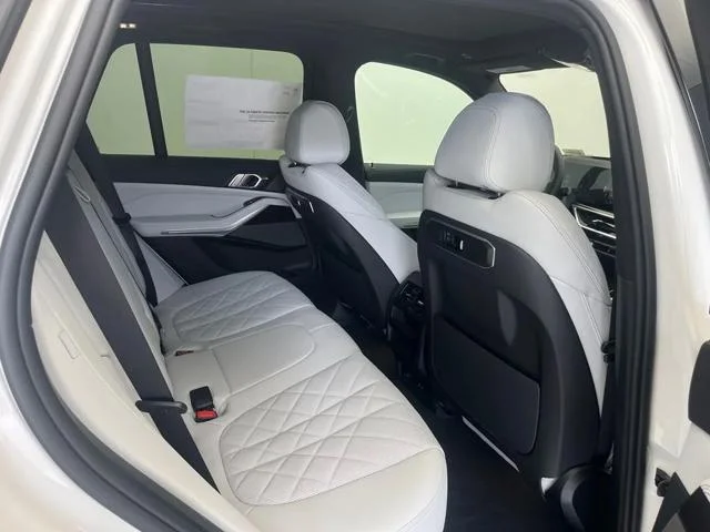 New 2026 Alpine White BMW sDrive40i image 7
