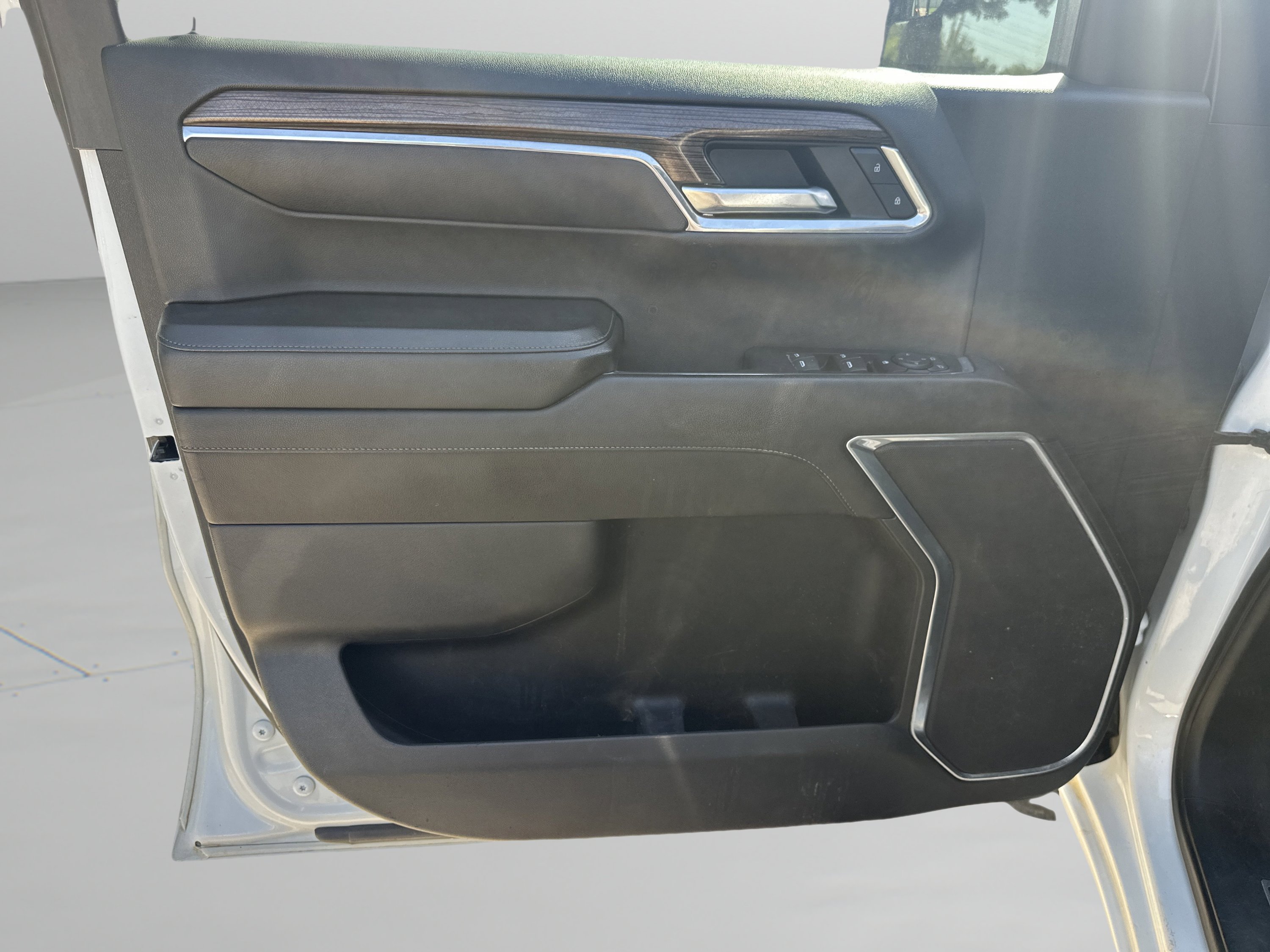 Used 2023 Summit White Chevrolet LT image 9