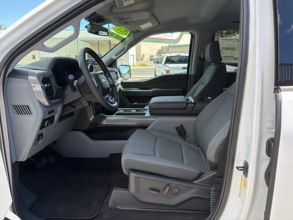 New 2026 Oxford White Ford XLT image 13