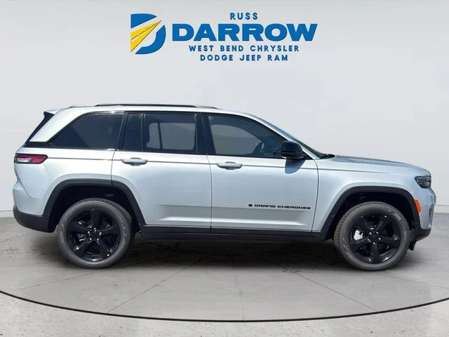 New 2025 Silver Zynith Exterior Paint Jeep Limited image 6