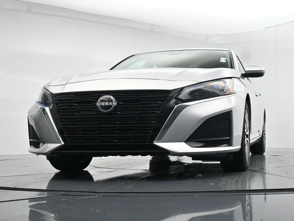 Used 2024 Silver Nissan 2.5 SV image 30