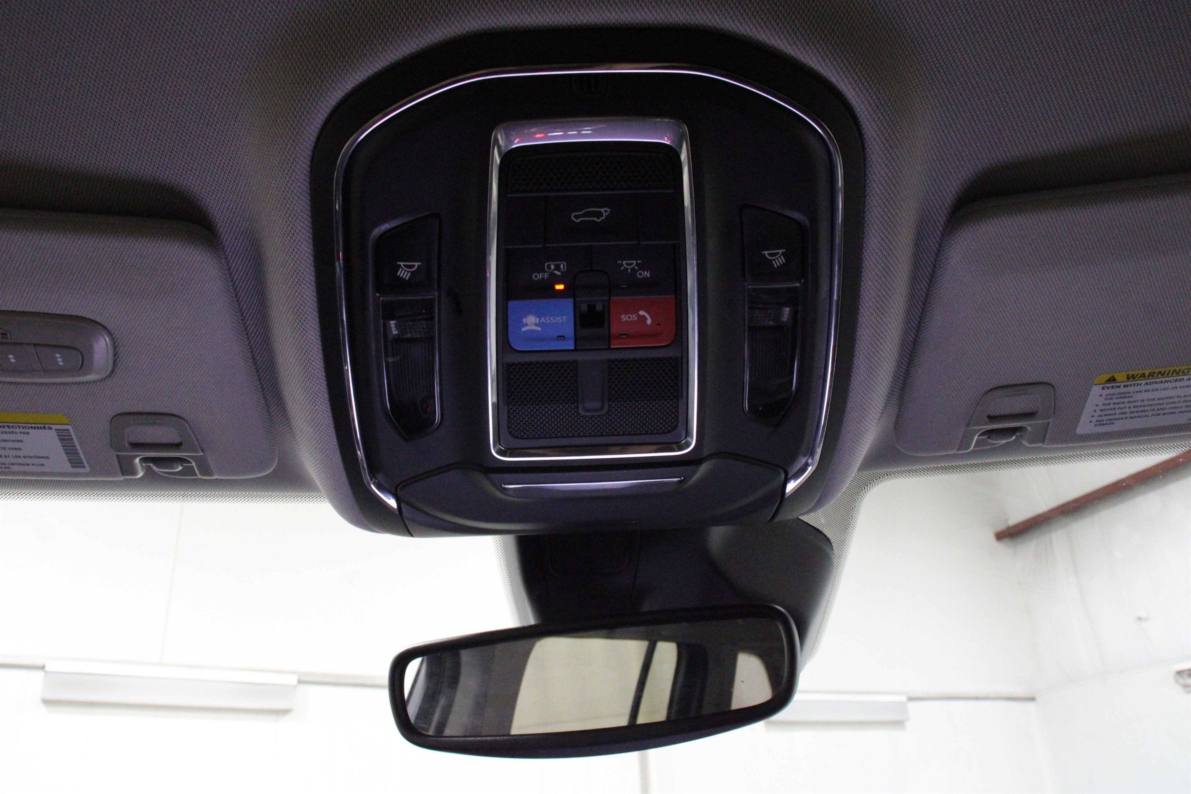 Used 2023 Diamond Black Crystal Pearlcoat Jeep Limited image 22