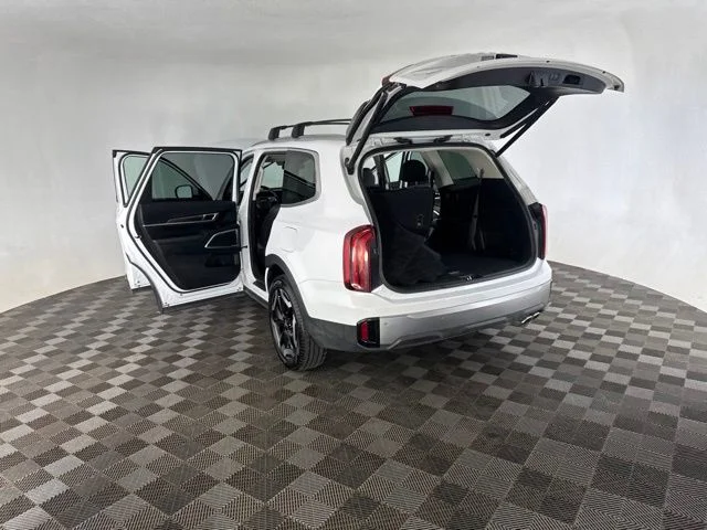 Used 2025 White Kia S image 18