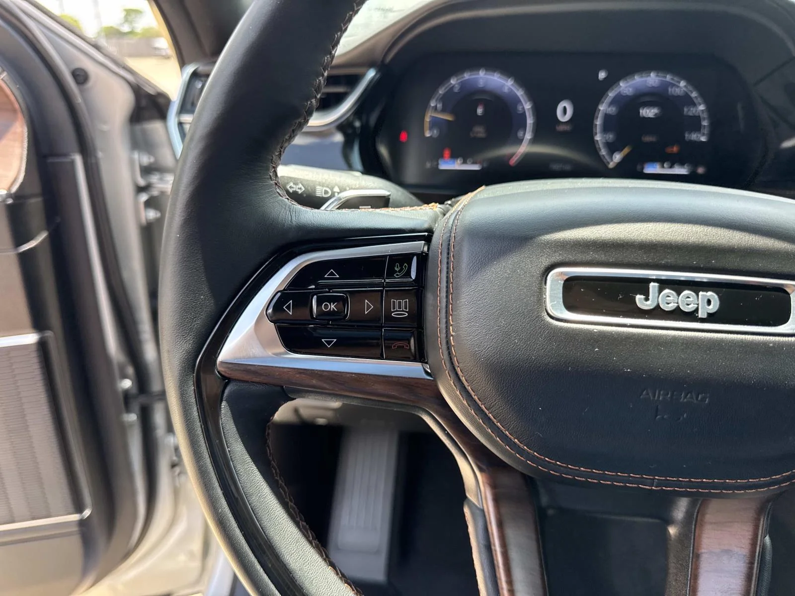 Used 2025 Silver Zynith Jeep Summit image 23