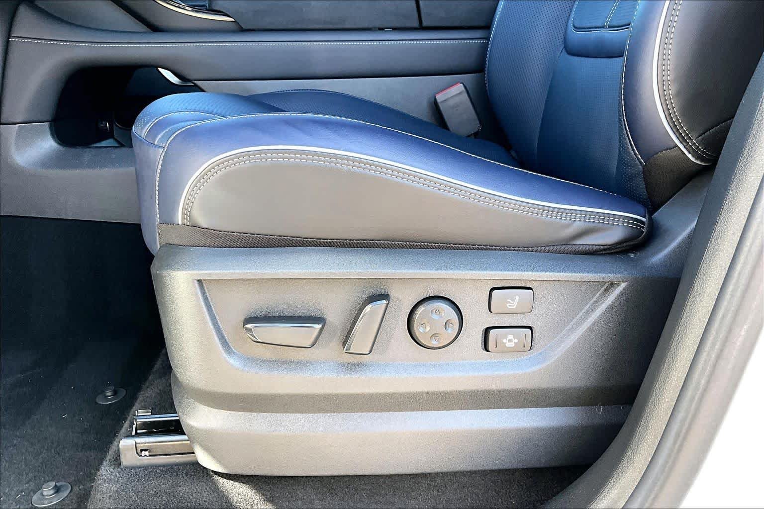 Used 2026 Radiant White/Black Obsidian INFINITI SPORT image 33