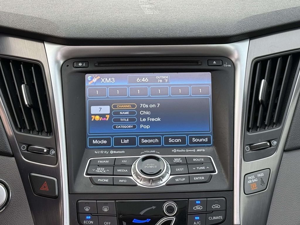 Used 2012 Silver Frost Metallic Hyundai Base image 20