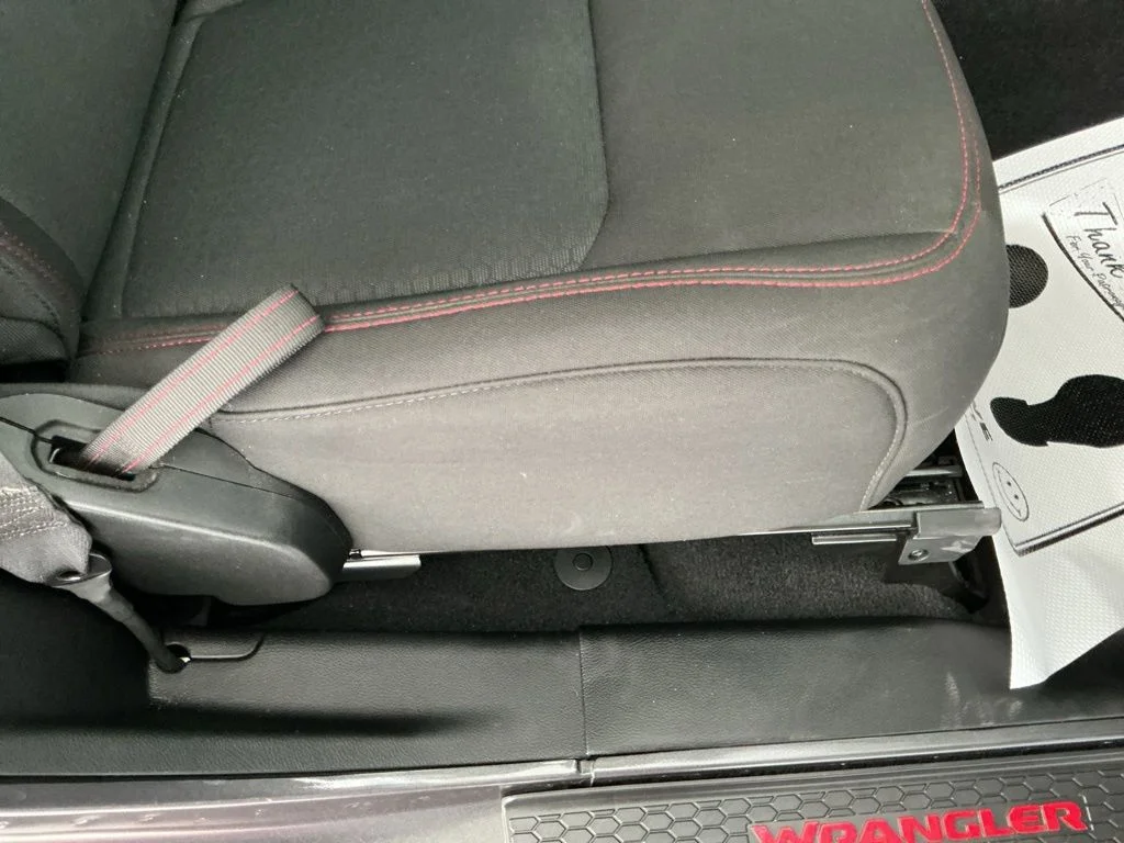 Used 2022 Crystal Metallic Jeep Rubicon image 25
