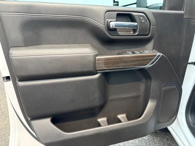 Used 2022 White Chevrolet LT image 19