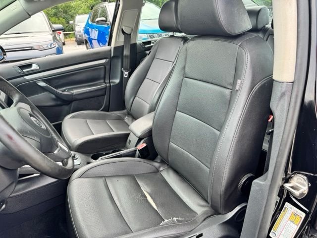 Used 2010 Silver Volkswagen Limited image 19