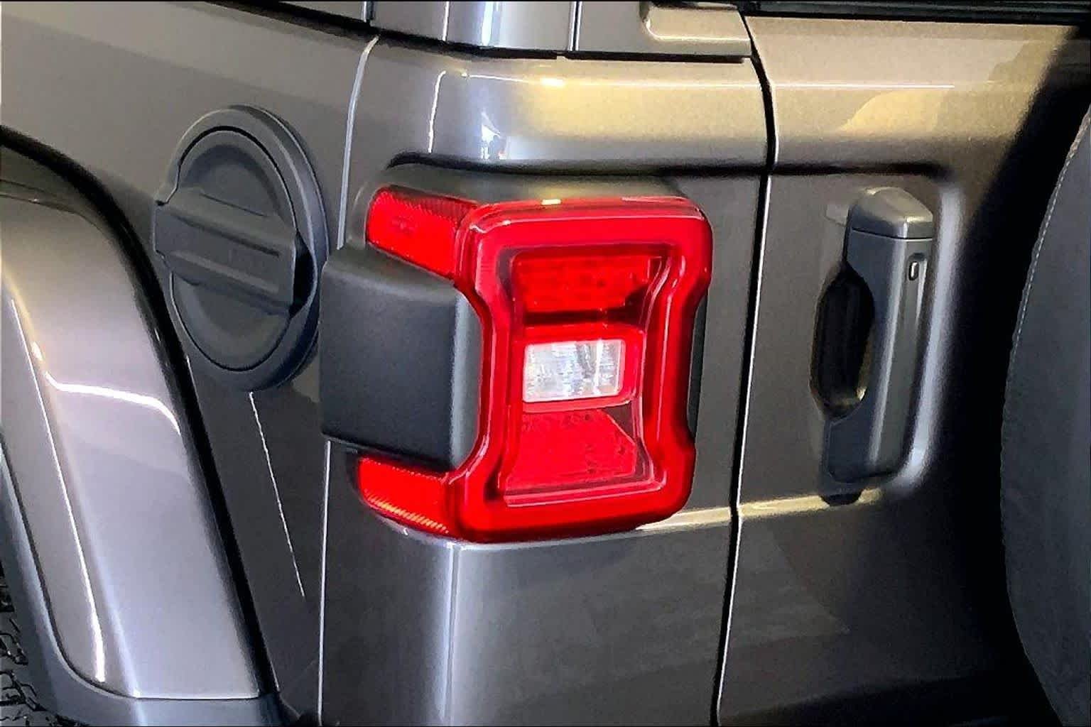 Used 2022 Granite Crystal Metallic Clearcoat Jeep Unlimited Sahara image 28