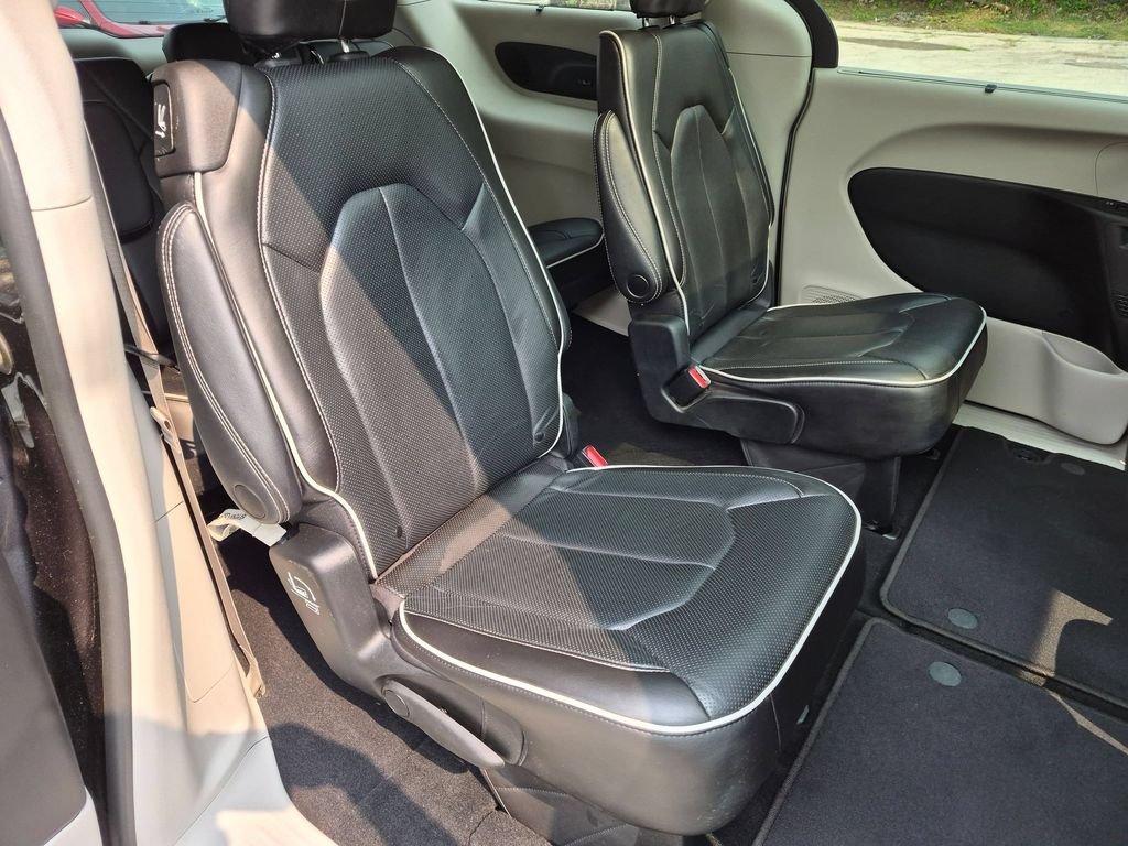 Used 2022 Gray Chrysler Limited image 33