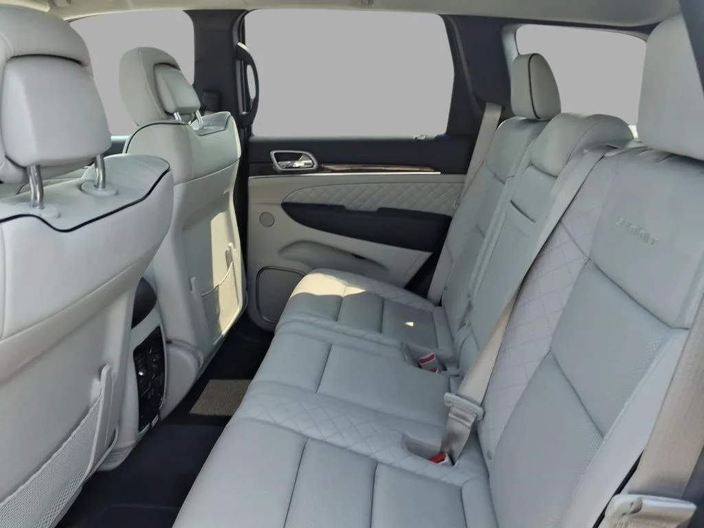 Used 2017 White Jeep Summit image 9