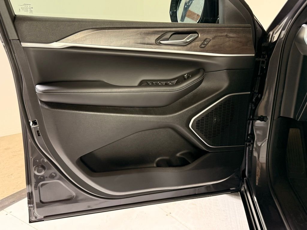 New 2025 Baltic Gray Metallic Clear-Coat Exterior Paint Jeep Limited image 11
