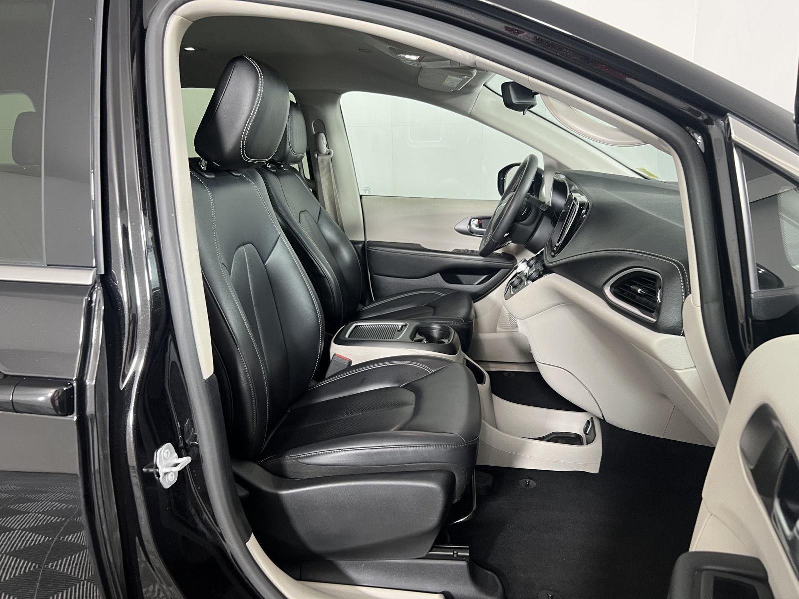 Used 2024 Diamond Black Crystal Pearlcoat Chrysler Touring L image 12