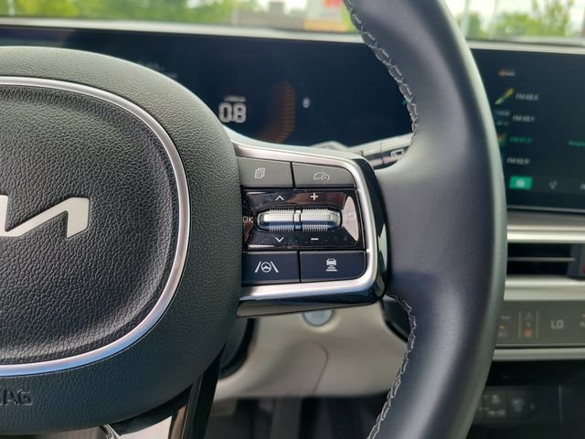Used 2025 White Kia S image 18