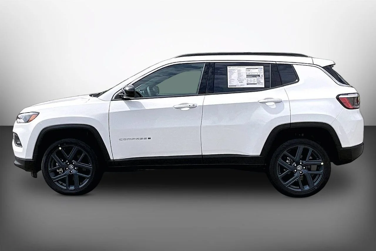 New 2026 Bright White Clearcoat Jeep Latitude image 5