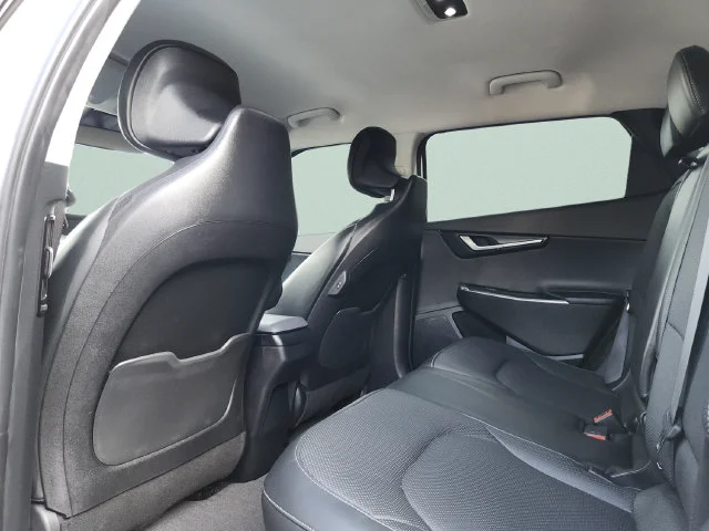 Used 2022 White Kia Wind image 22