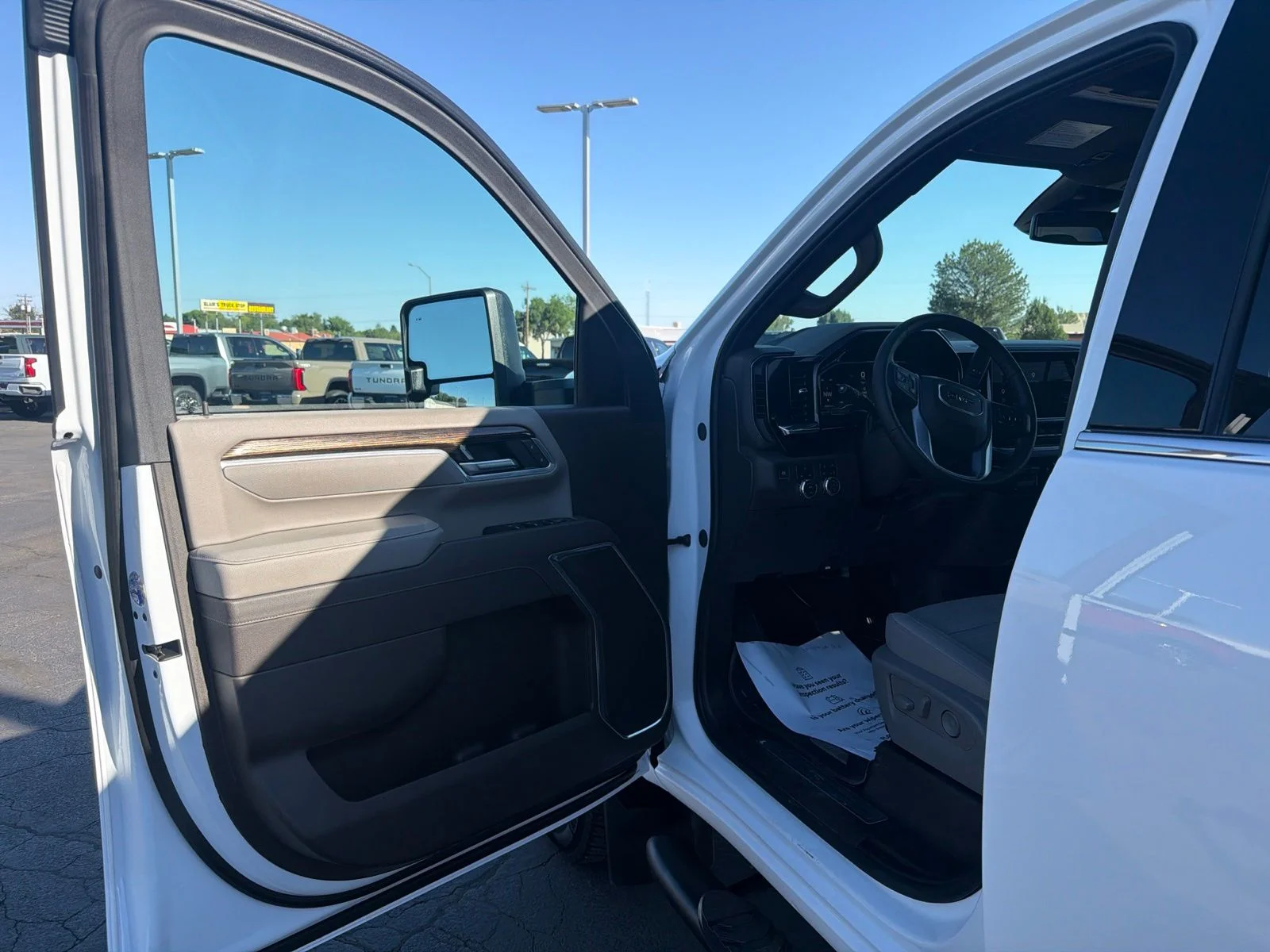 Used 2025 White GMC SLE image 23
