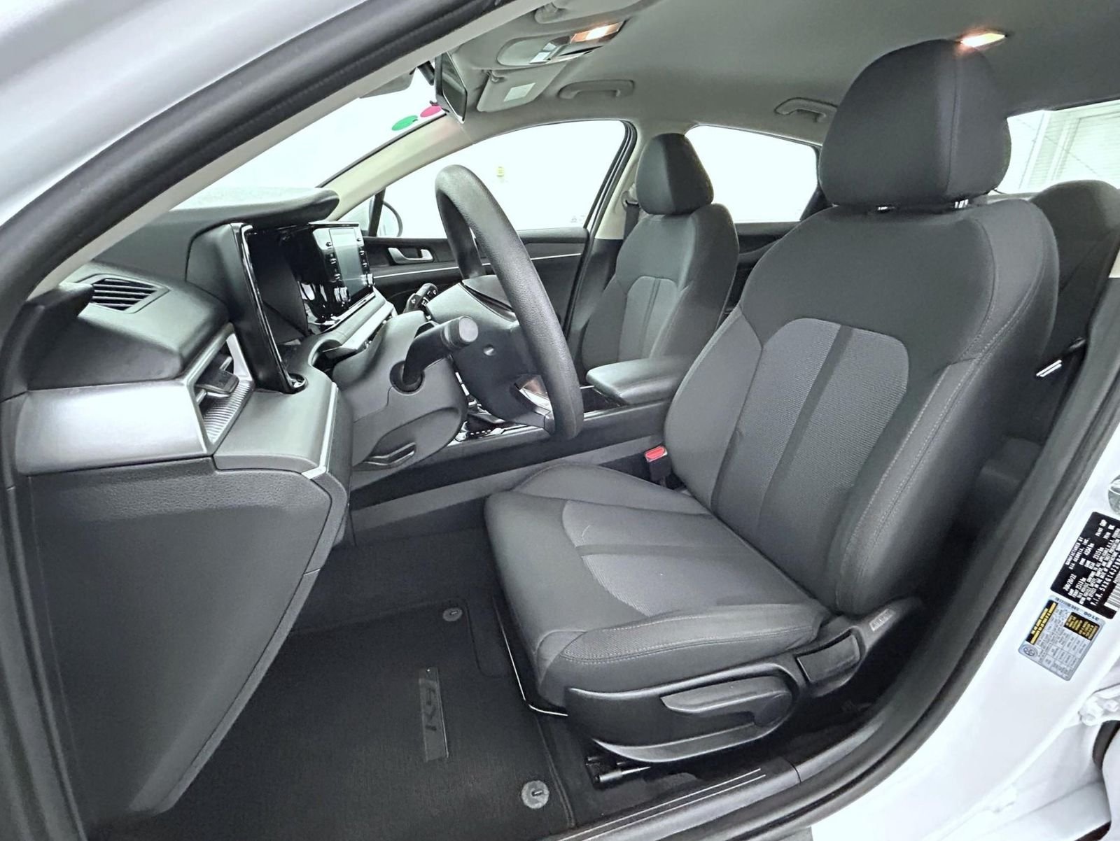 Used 2023 White Kia LXS image 10