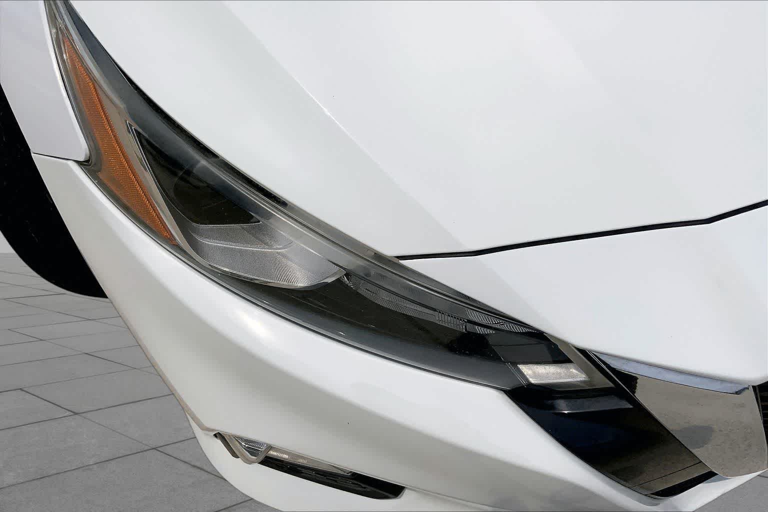 Used 2020 Glacier White Nissan 2.5 S image 25