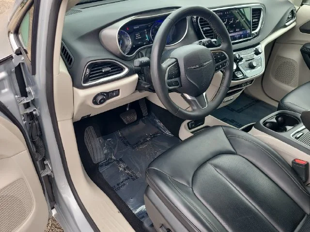 Used 2023 Silver Chrysler Touring L image 23