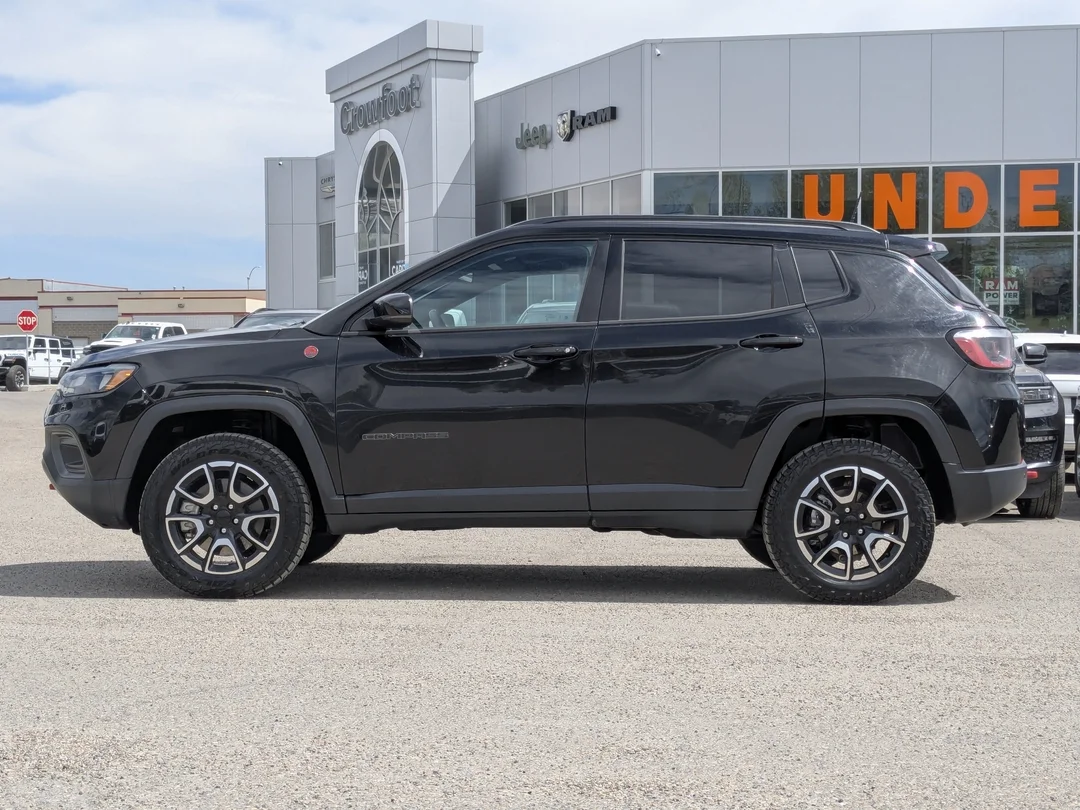 Certified Used 2024 Black Jeep Trailhawk - - 4x4 - Sun & Sound Group - Dual Pane Sunroof - Leather - NAV & More! image 5