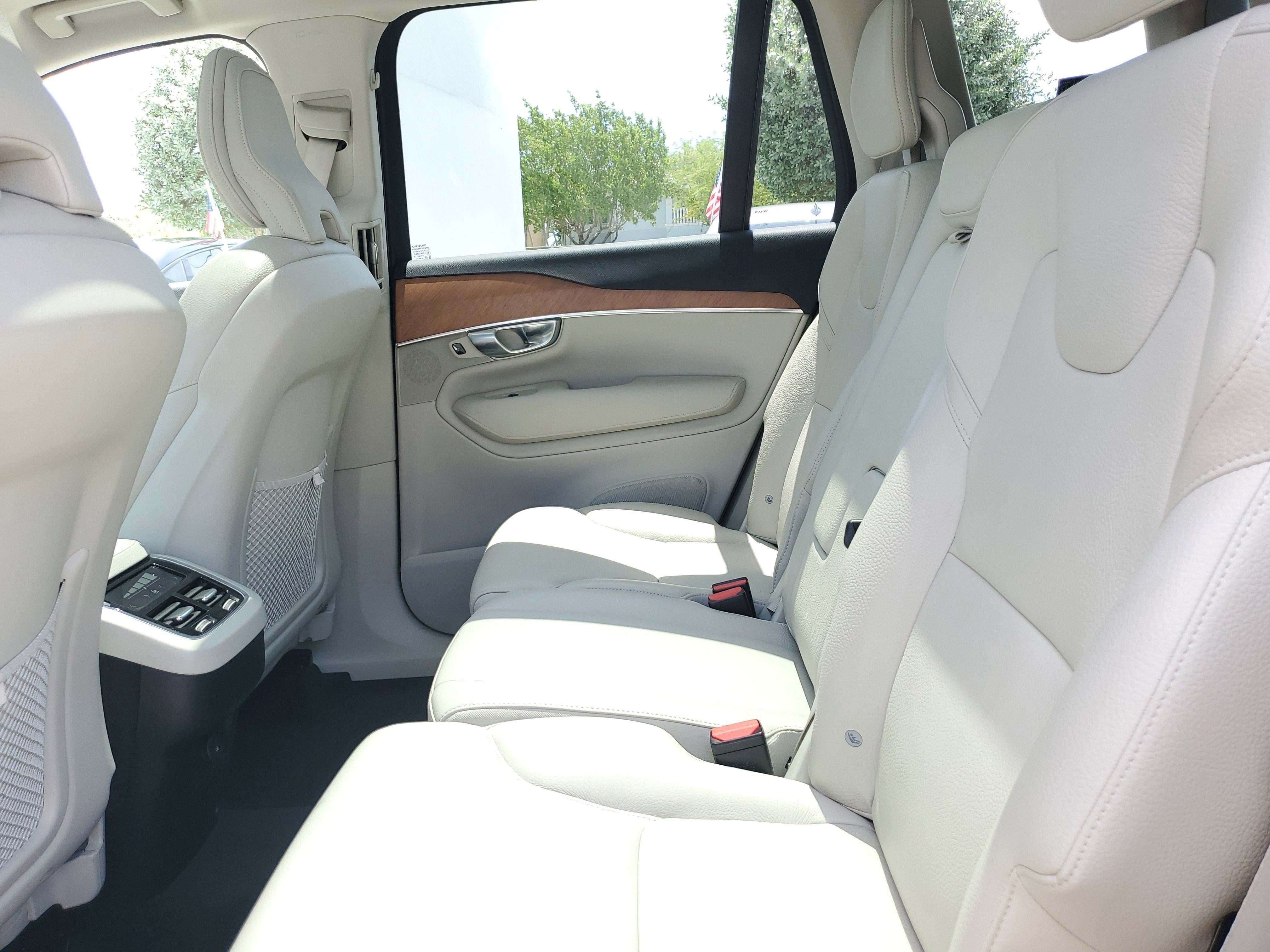 Used 2022 Bright Silver Metallic Volvo Momentum image 15